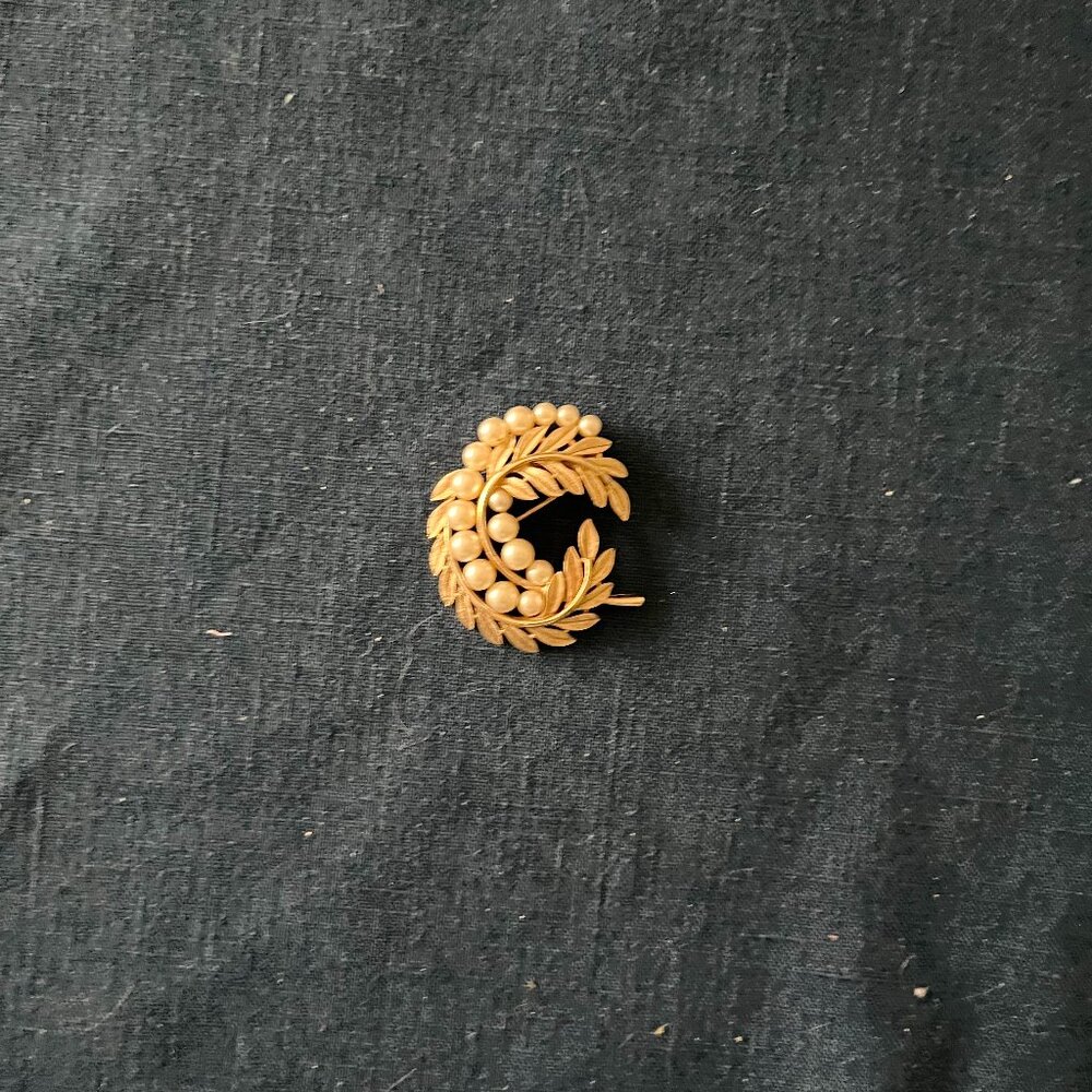 Vintage Gold Tone Laural Leaves/Pearl Pin - Picture 4 of 4